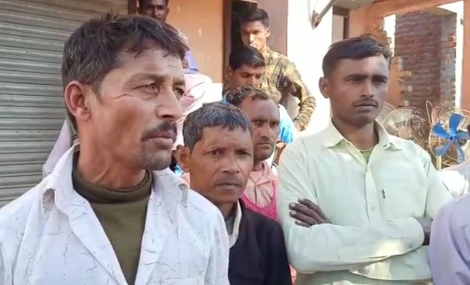 घटना की जानकारी देते ग्रामीण। घटना की जानकारी देते ग्रामीण।
