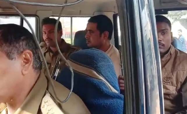 चौक घंटाघर से युवती को अगवा करने का पुलसि द्वारा धराया आरोपी। चौक घंटाघर से युवती को अगवा करने का पुलसि द्वारा धराया आरोपी।