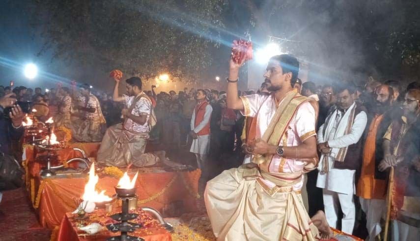 रानीगंज बाराही महोत्सव में गंगा आरती के दौरान पूजन करते श्रद्धालु। रानीगंज बाराही महोत्सव में गंगा आरती के दौरान पूजन करते श्रद्धालु।