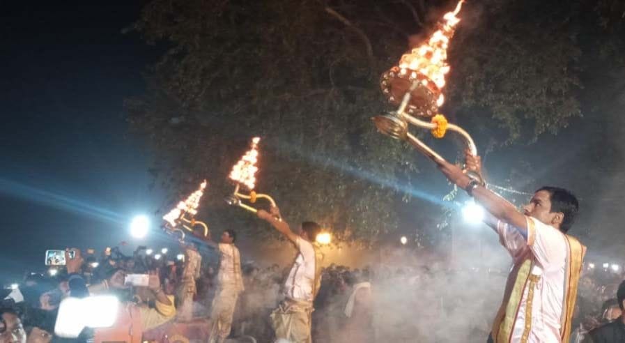रानीगंज बाराही महोत्सव में गंगा आरती करते श्रद्धालु। रानीगंज बाराही महोत्सव में गंगा आरती करते श्रद्धालु।
