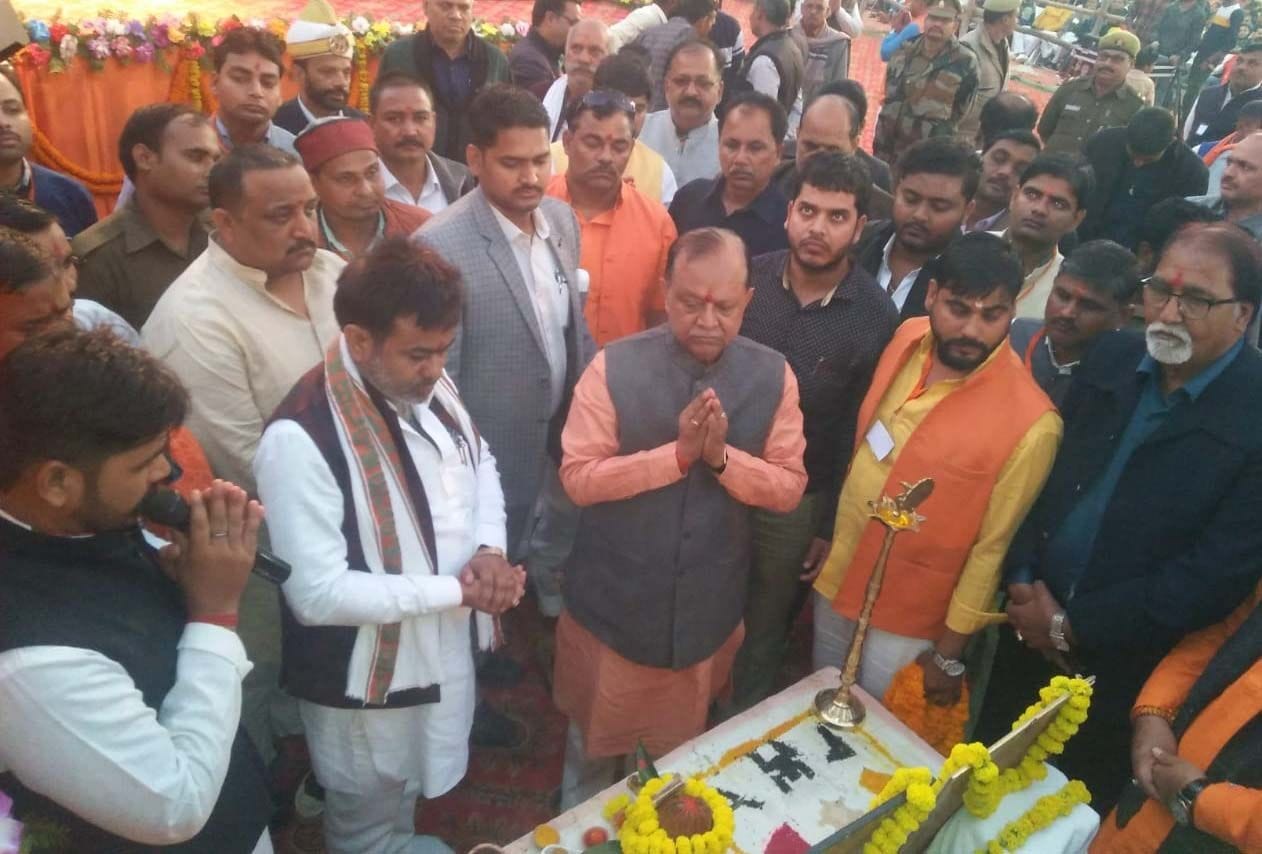 रानीगंज के बाराही महोत्सव में दुसरे दिन कार्यक्रम का शुभारम्भ करते कैबिनेट मंत्री मोती सिंह।