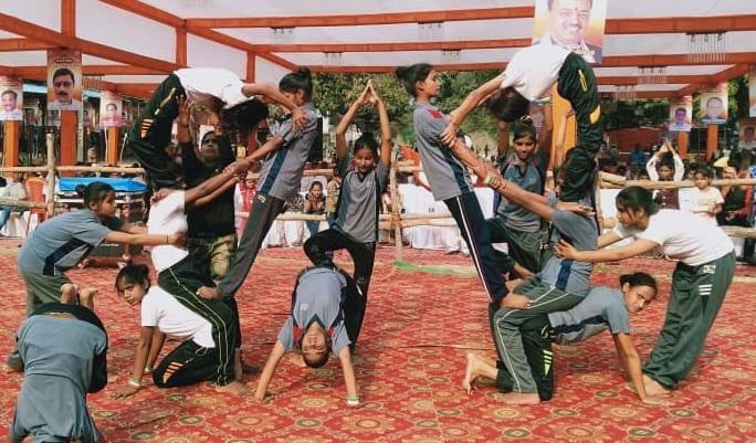 रानीगंज के बाराही महोत्सव में देशगीत पर कार्यक्रम प्रस्तुत करती छात्राएं।