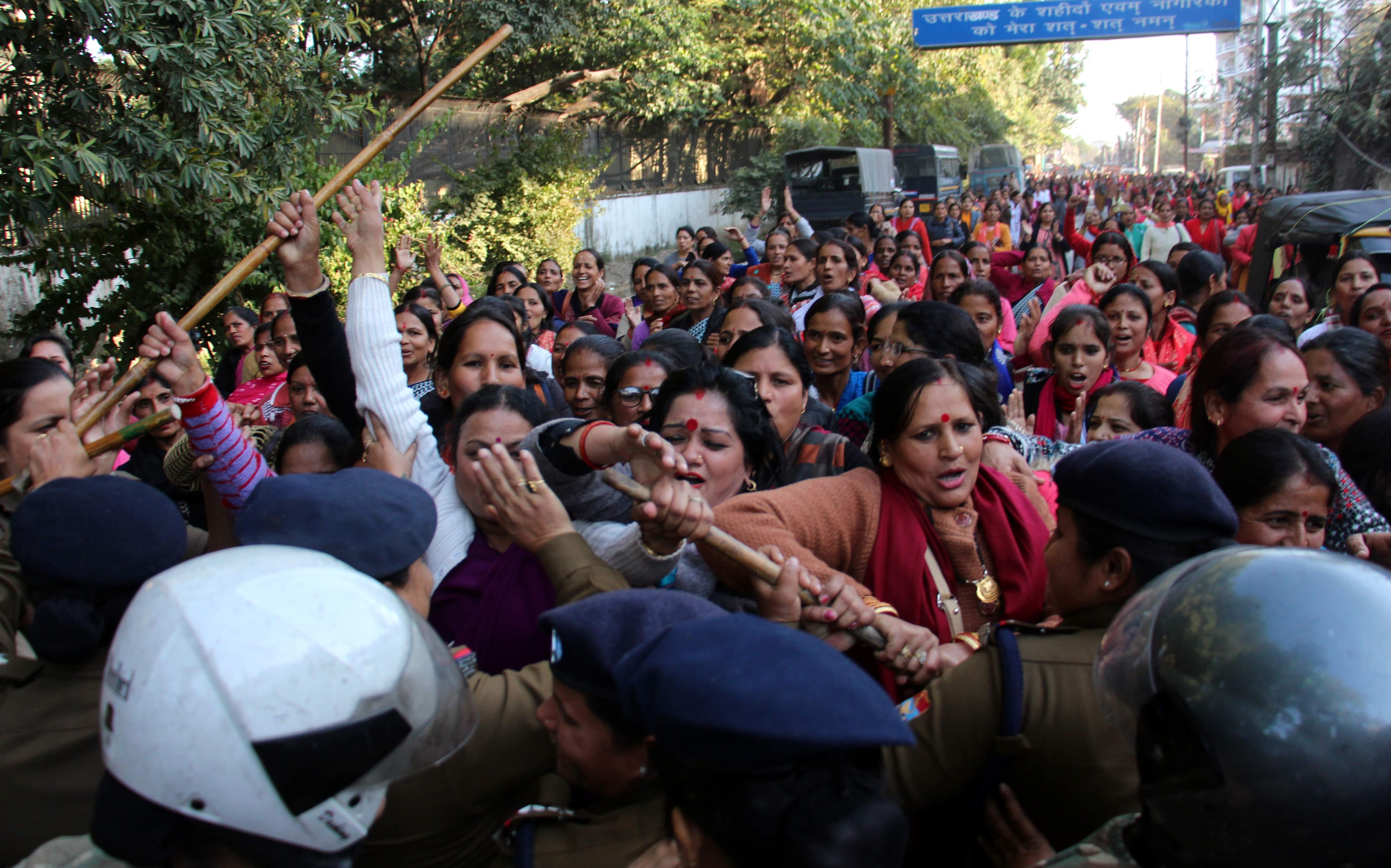मानदेय बढ़ोत्तरी को लेकर  मुख्यमंत्री आवास कूच कर रही आंगनबाडी कार्यकत्री/सेविका/मिनी कर्मचारी 