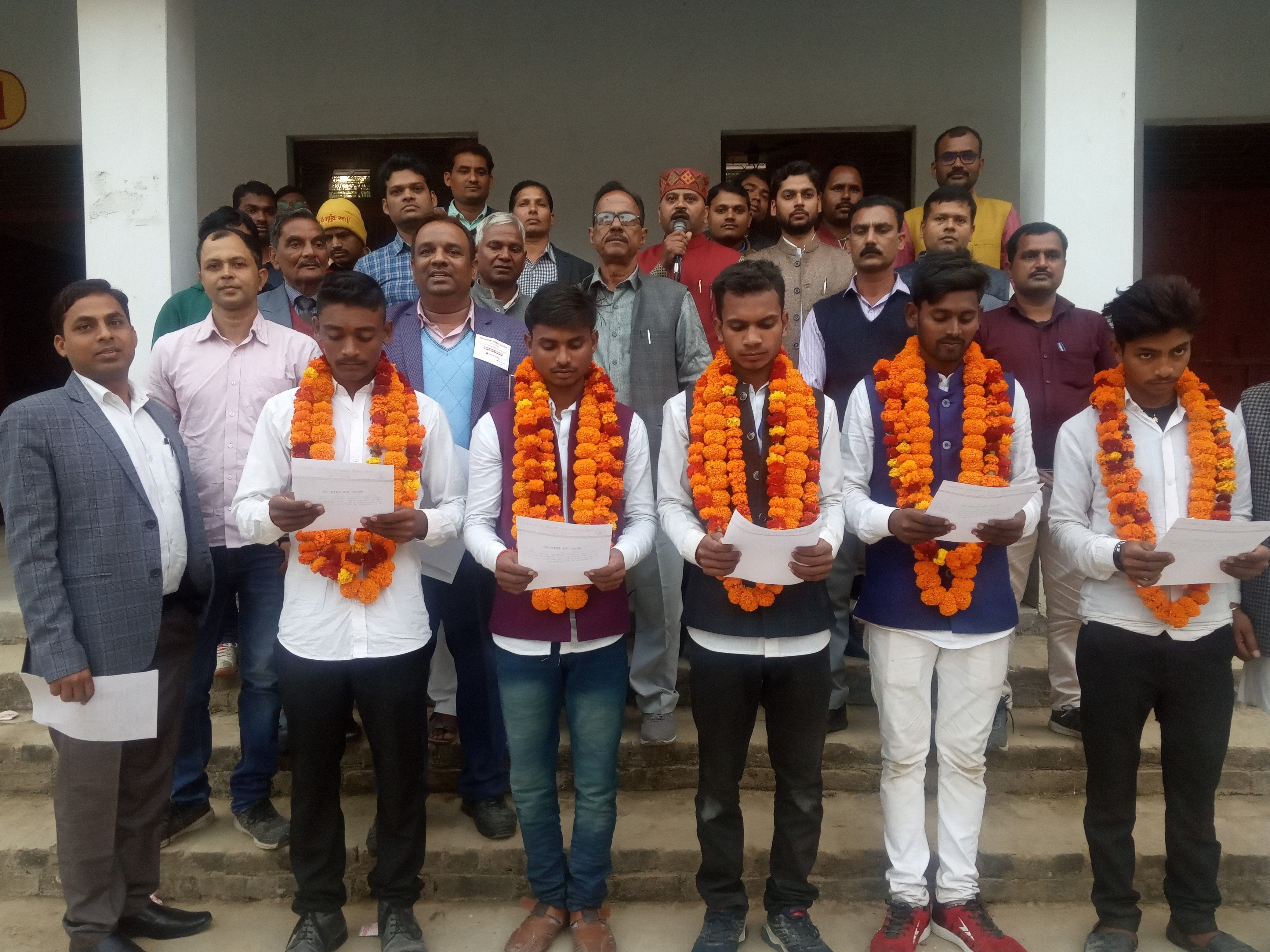 बूढ़नपुर कोयलसा के जीएसएस पीजी कालेज में शपथ लेते छात्र संघ के नव निर्वाचित पदाधिकारी। बूढ़नपुर कोयलसा के जीएसएस पीजी कालेज में शपथ लेते छात्र संघ के नव निर्वाचित पदाधिकारी।