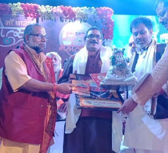 रानीगंज के बाराही महोत्सव में प्रभारी मंत्री नीलकंठ तिवारी को स्मृति चिन्ह देते विधायक धीरज ओझा