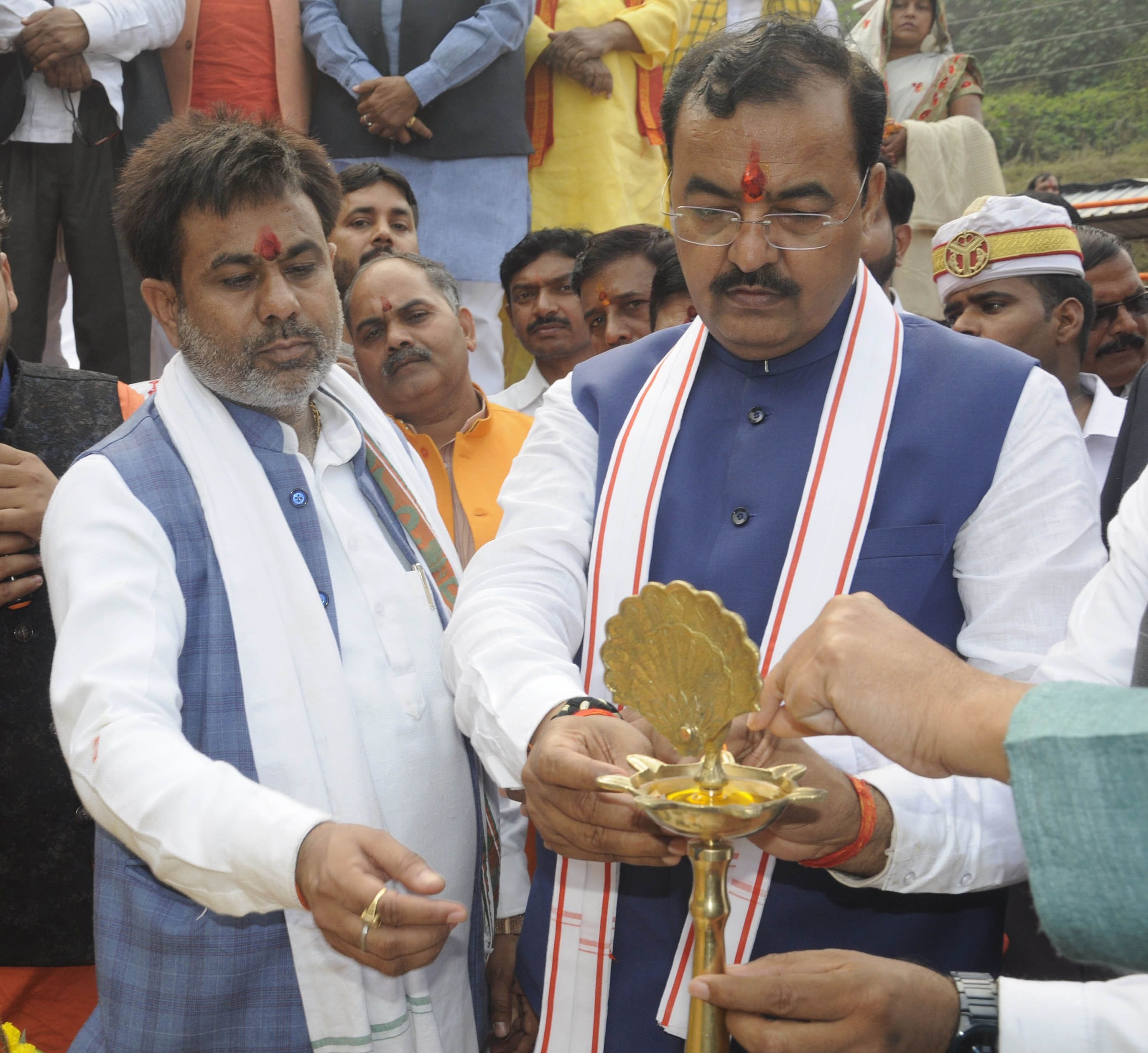 प्रतापगढ़ के रानीगंज स्थित चौहरजन धाम में बाराही महोत्सव का दीप जलाकर उद्घाटन करते डिप्टी सीएम ?
