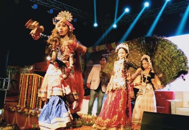रानीगंज के बाराही महोत्सव में मयूर नृत्य करते कलाकार।