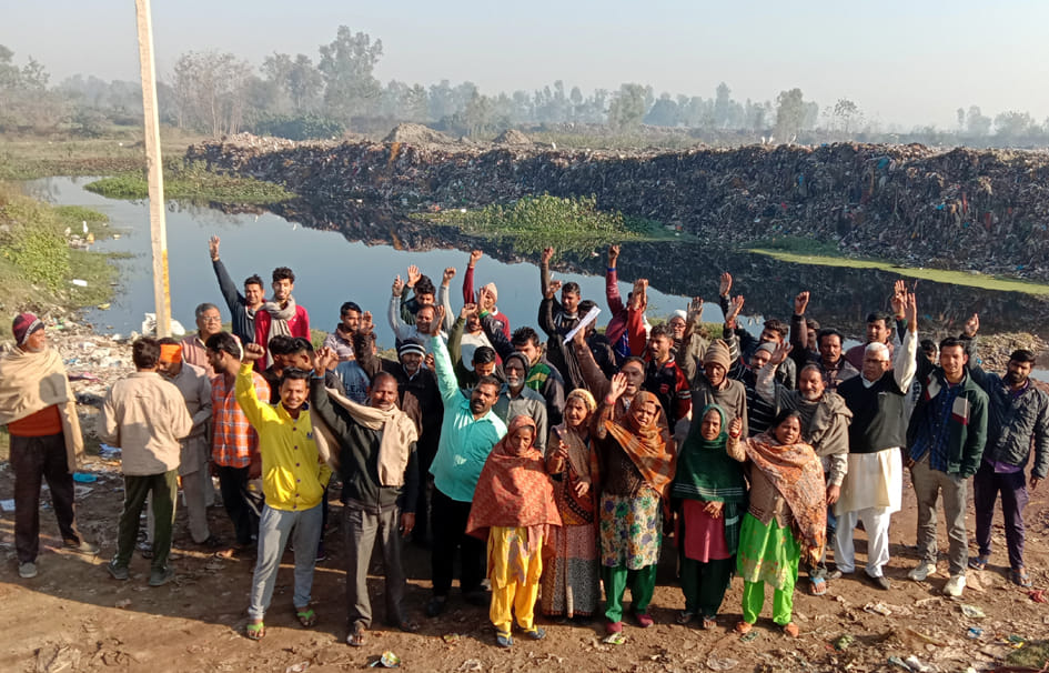 ढमोला नदी पर नगर निगम के खिलाफ नारेबाजी करते क्षेत्रवासी। ढमोला नदी पर नगर निगम के खिलाफ नारेबाजी करते क्षेत्रवासी।