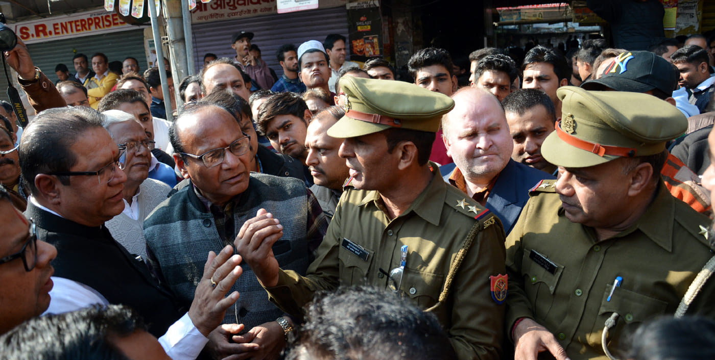 जिला परिषद मार्किट में पुलिस से उलझते दवा व्यापारी। जिला परिषद मार्किट में पुलिस से उलझते दवा व्यापारी।