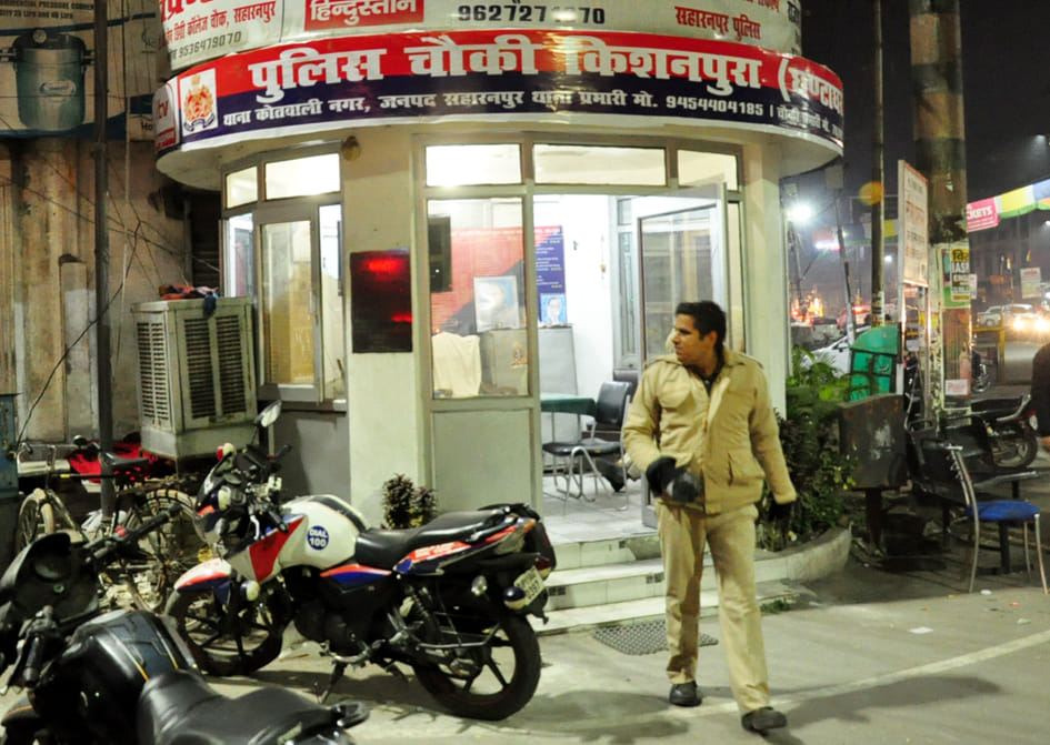 घंटा घर पर चौकी से निकलता पुलिस कर्मी घंटा घर पर चौकी से निकलता पुलिस कर्मी