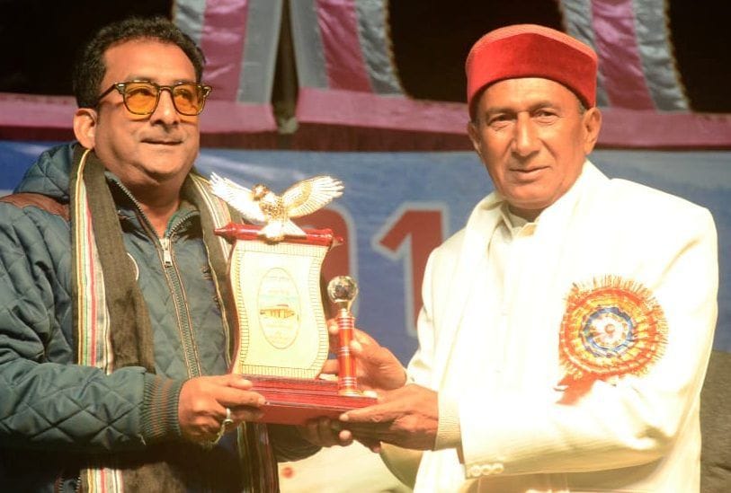 डीडीहाट महोत्सव में सिने अभिनेता हेमंत पांडे को स्मृति चिन्ह देते विधायक बिशन सिंह चुफाल।