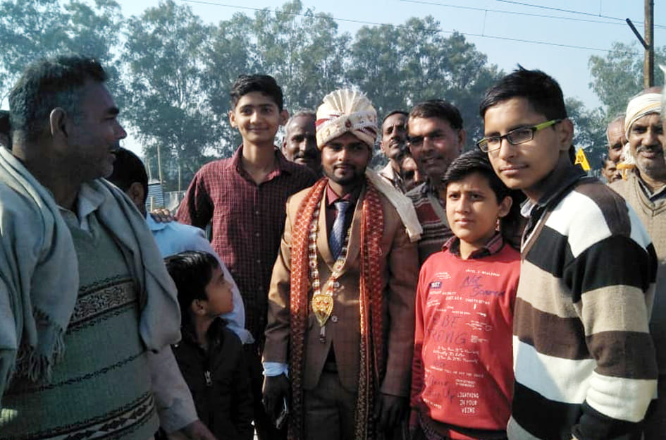 रास्ता बंद होने के कारण पैदल आ रहा दूल्हा रास्ता बंद होने के कारण पैदल आ रहा दूल्हा