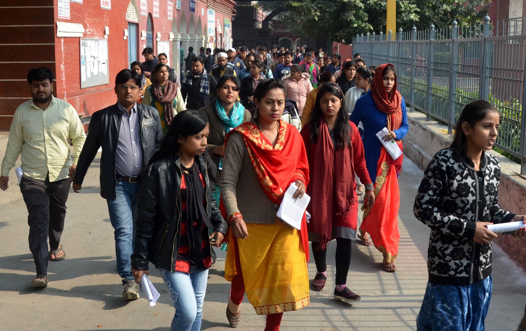 डीएस कॉलेज से टैट की परीक्षा छूटने के बाद बाहर निकलते अभ्यार्थी। डीएस कॉलेज से टैट की परीक्षा छूटने के बाद बाहर निकलते अभ्यार्थी।
