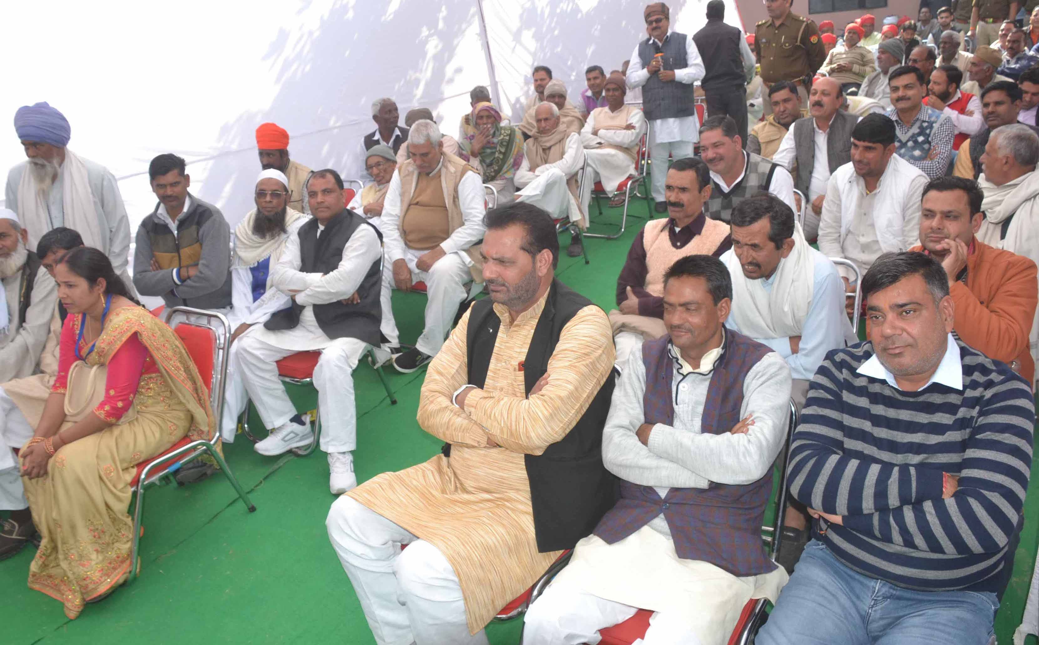 शामली आर्दशमंडी थाने में मौजूद गणमान्य लोग। शामली आर्दशमंडी थाने में मौजूद गणमान्य लोग।