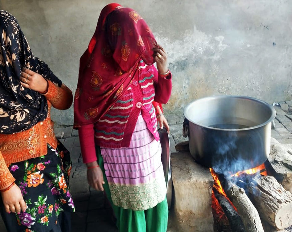 विद्यालय में खीर बनाने की तैयारी करती रसोईया विद्यालय में खीर बनाने की तैयारी करती रसोईया