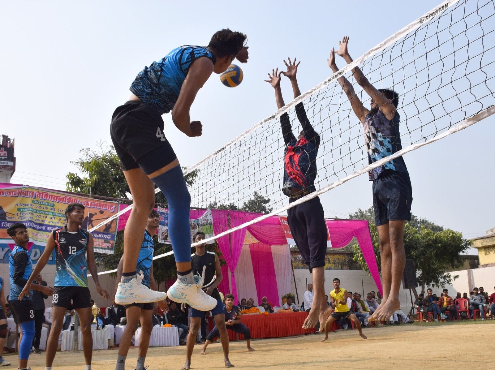 मेहता पार्क में जिला स्तरीय बालीबाल प्रतियोगिता में प्रतिभाग करते एकलकिया और बैरीडी की टीम। मेहता पार्क में जिला स्तरीय बालीबाल प्रतियोगिता में प्रतिभाग करते एकलकिया और बैरीडी की टीम।