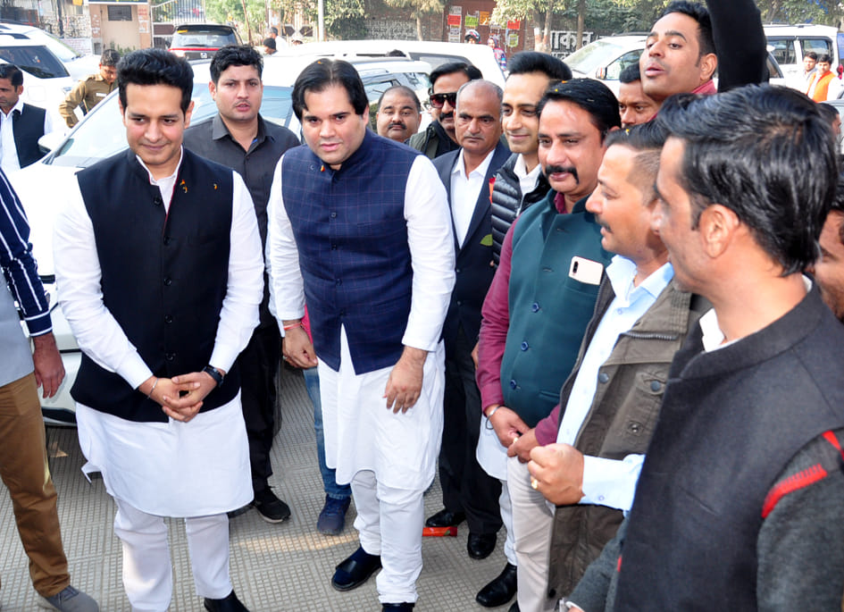 दिल्ली रोड स्थित पूर्व भाजपा सांसद के आवास पर पहुंचे सांसद वरूण गांधी