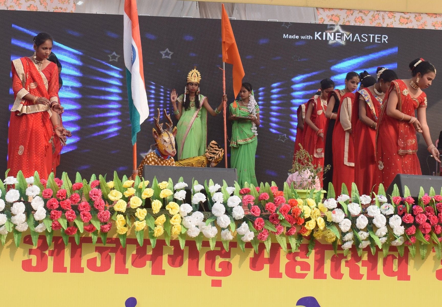 लालगंज महोत्सव में संस्कृतिक कार्यक्रम प्रस्तुत करते कलाकार। लालगंज महोत्सव में संस्कृतिक कार्यक्रम प्रस्तुत करते कलाकार।