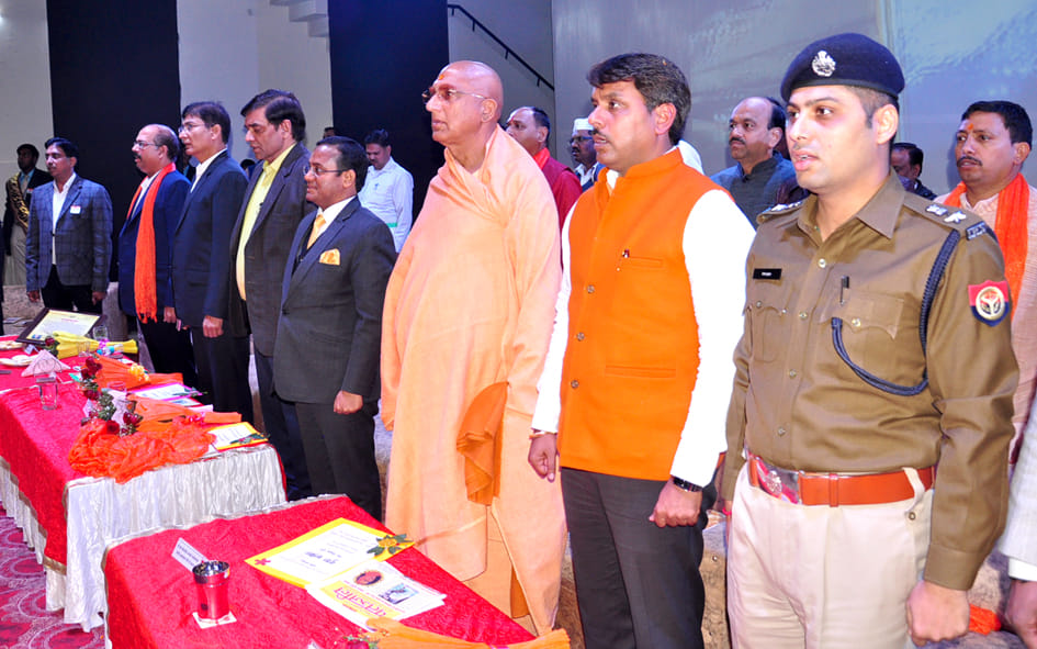 आशा माडर्न इंटर नेशनल स्कूल द्वारा आयोजित प्रान्तीय सम्मेलन में राष्ट्रगान गाते अतिथि आशा माडर्न इंटर नेशनल स्कूल द्वारा आयोजित प्रान्तीय सम्मेलन में राष्ट्रगान गाते अतिथि