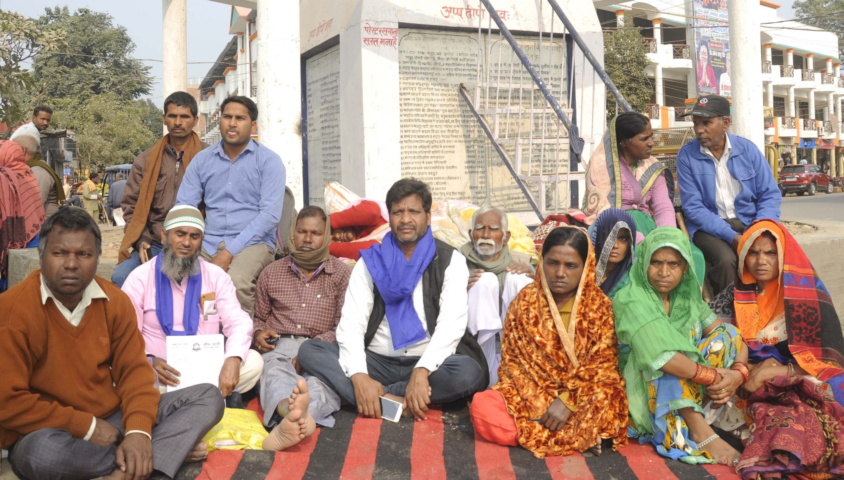 अम्बेडकर चौराहे पर अनशन पर बैठे मृत दोनों बेटियों के परिजन। अम्बेडकर चौराहे पर अनशन पर बैठे मृत दोनों बेटियों के परिजन।