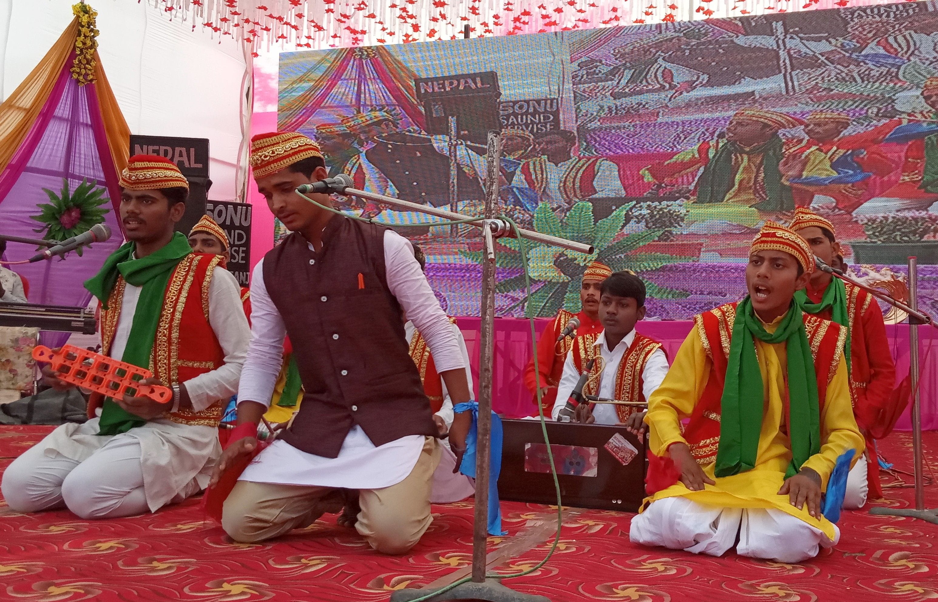 बुढ़नपुर महोत्सव में संस्कृतिक कार्यक्रम प्रस्तुत करते कलाकार। बुढ़नपुर महोत्सव में संस्कृतिक कार्यक्रम प्रस्तुत करते कलाकार।