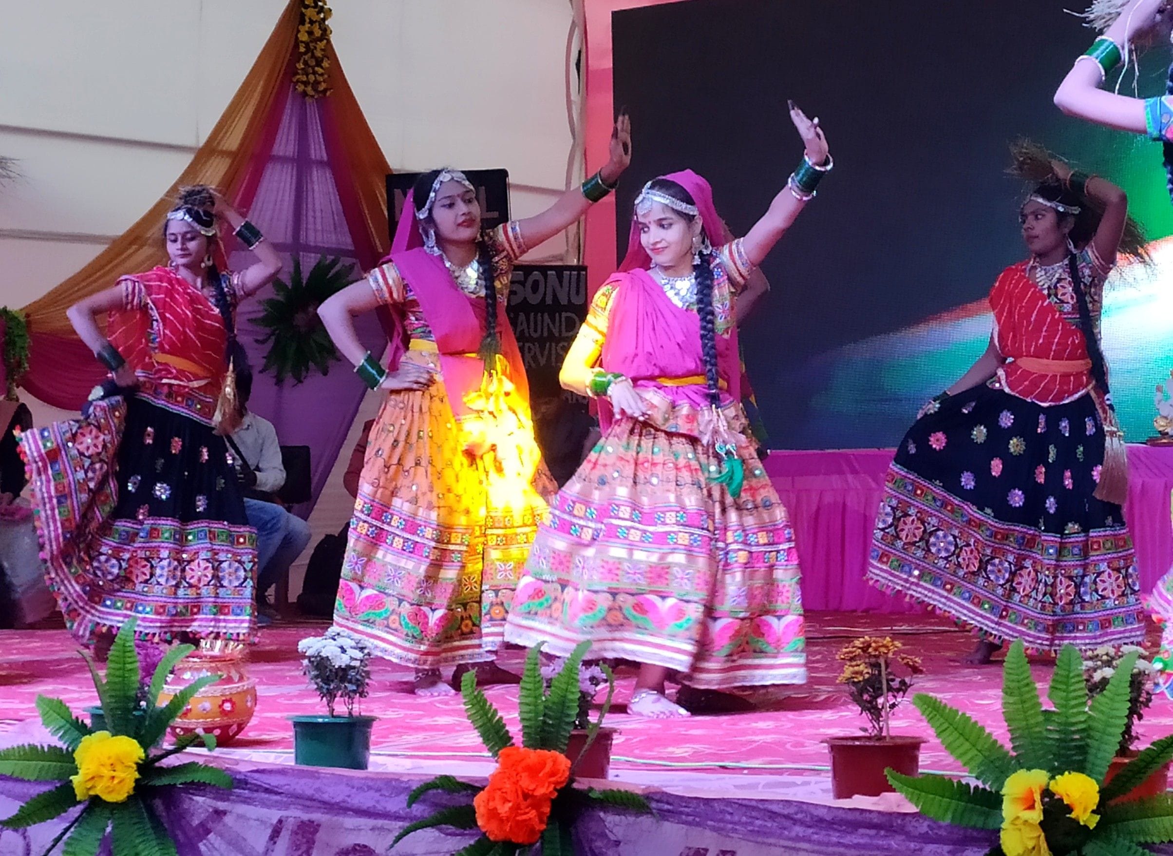 बुढ़नपुर महोत्सव में संस्कृतिक कार्यक्रम प्रस्तुत करते कलाकार। बुढ़नपुर महोत्सव में संस्कृतिक कार्यक्रम प्रस्तुत करते कलाकार।