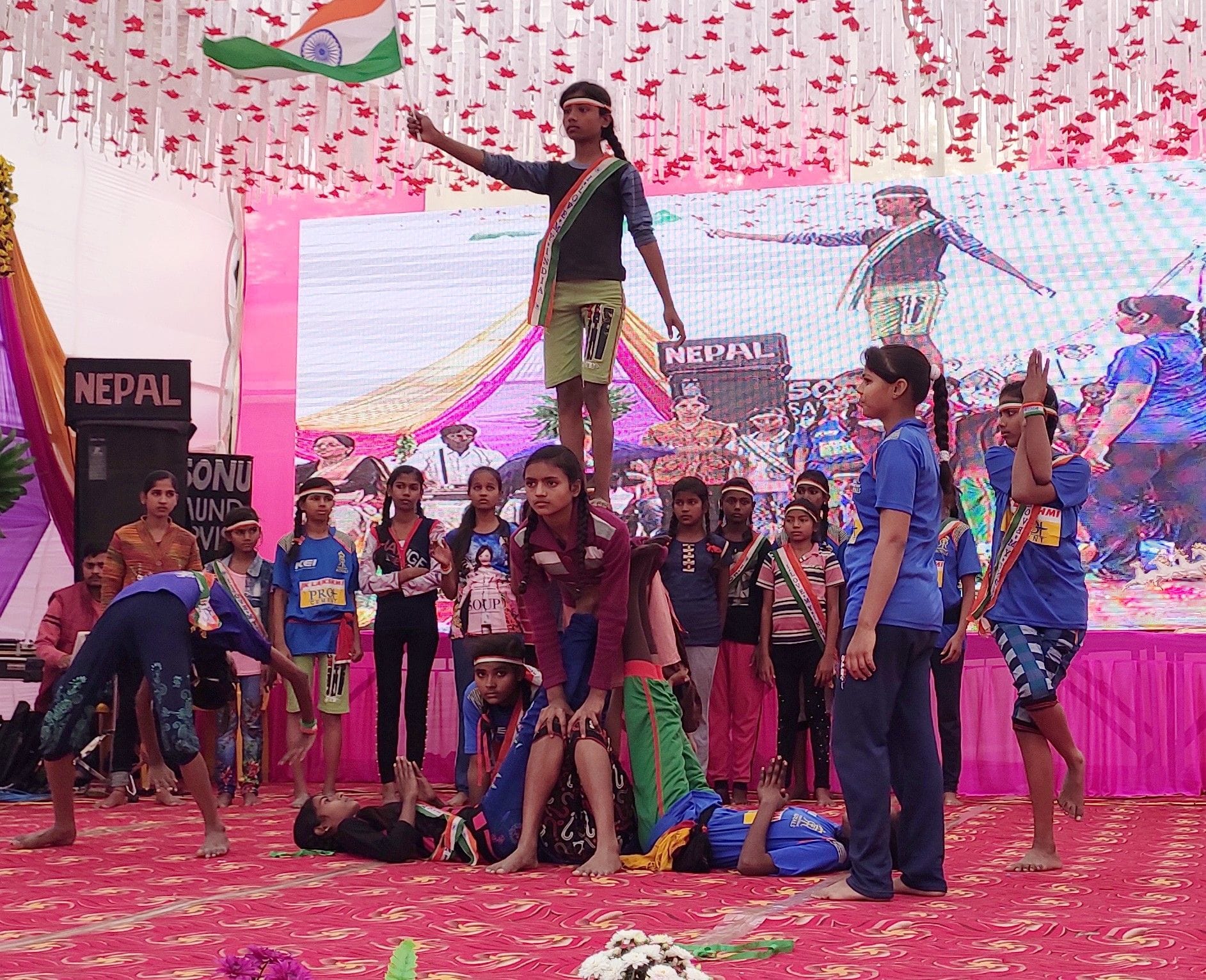 बुढ़नपुर महोत्सव में संस्कृतिक कार्यक्रम प्रस्तुत करते कलाकार। बुढ़नपुर महोत्सव में संस्कृतिक कार्यक्रम प्रस्तुत करते कलाकार।