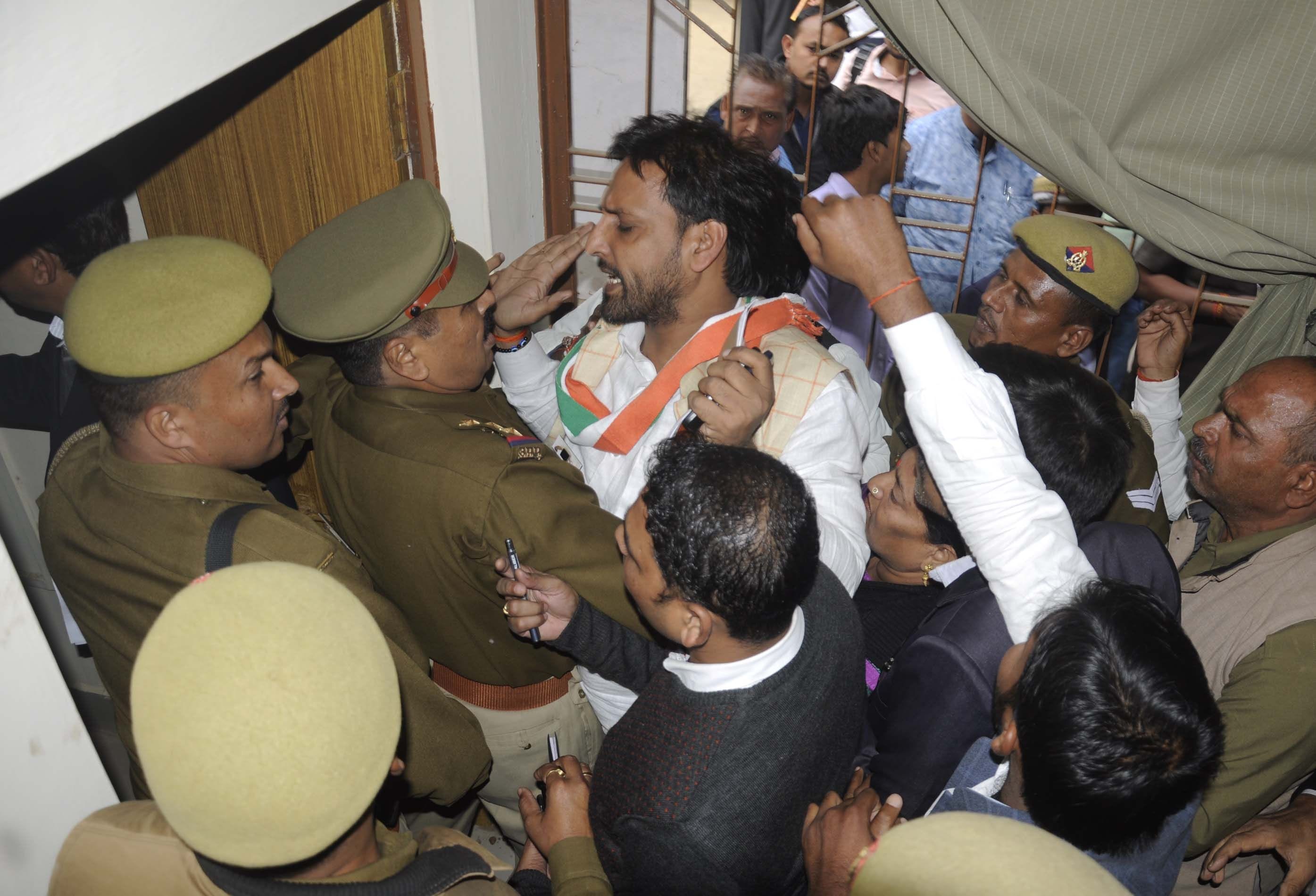 कचहरी स्थित एनआईसी में कमिश्नर को ज्ञापन देने आये कांग्रेसियों को पुलिस द्वारा रोकने पर होती हा? कचहरी स्थित एनआईसी में कमिश्नर को ज्ञापन देने आये कांग्रेसियों को पुलिस द्वारा रोकने पर होती हा?