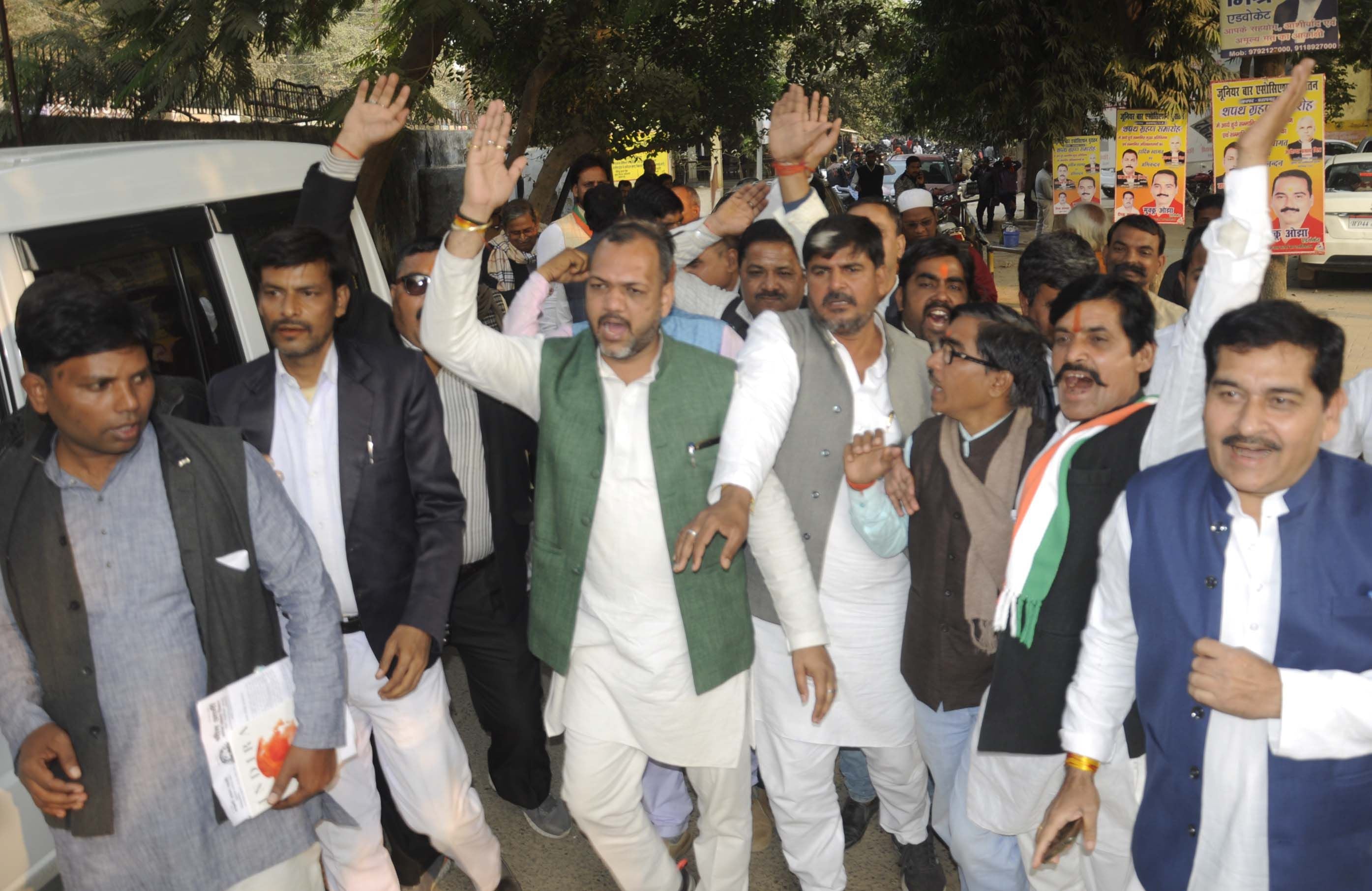कचहरी स्थित एनआईसी में कमिश्नर को ज्ञापन देने जुलूस के साथ पहुंचे कांग्रेस के लोग। कचहरी स्थित एनआईसी में कमिश्नर को ज्ञापन देने जुलूस के साथ पहुंचे कांग्रेस के लोग।