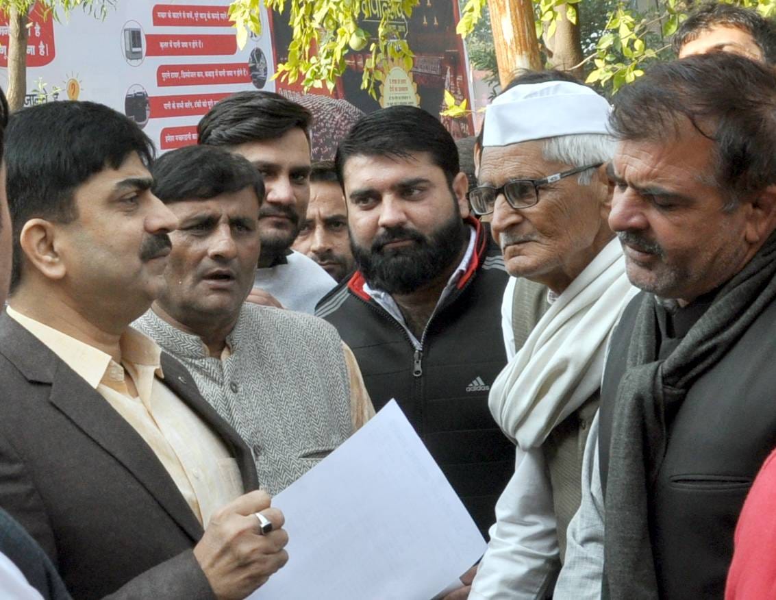 शामली कलेक्ट्रेट में पानीपत फिल्म को लेकर डीएम से वार्ता करते  युवा जाट  माहासभा के  के लोग
