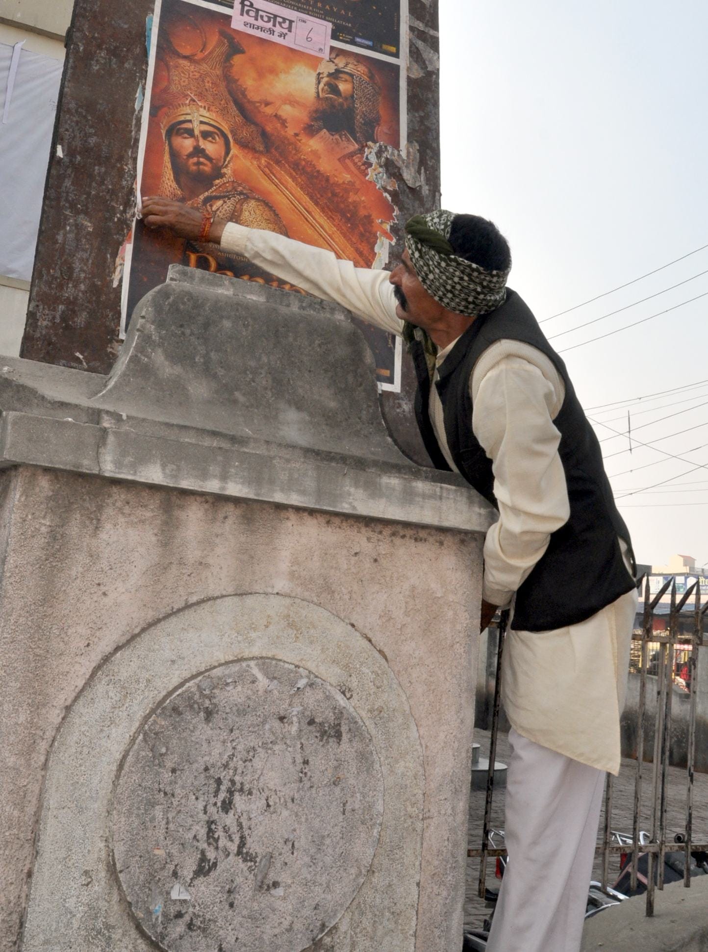 शामली विजय सिनेमा  हाल में पानीपत फिल्म का पोस्टर फाडता जाट समाज का युवक