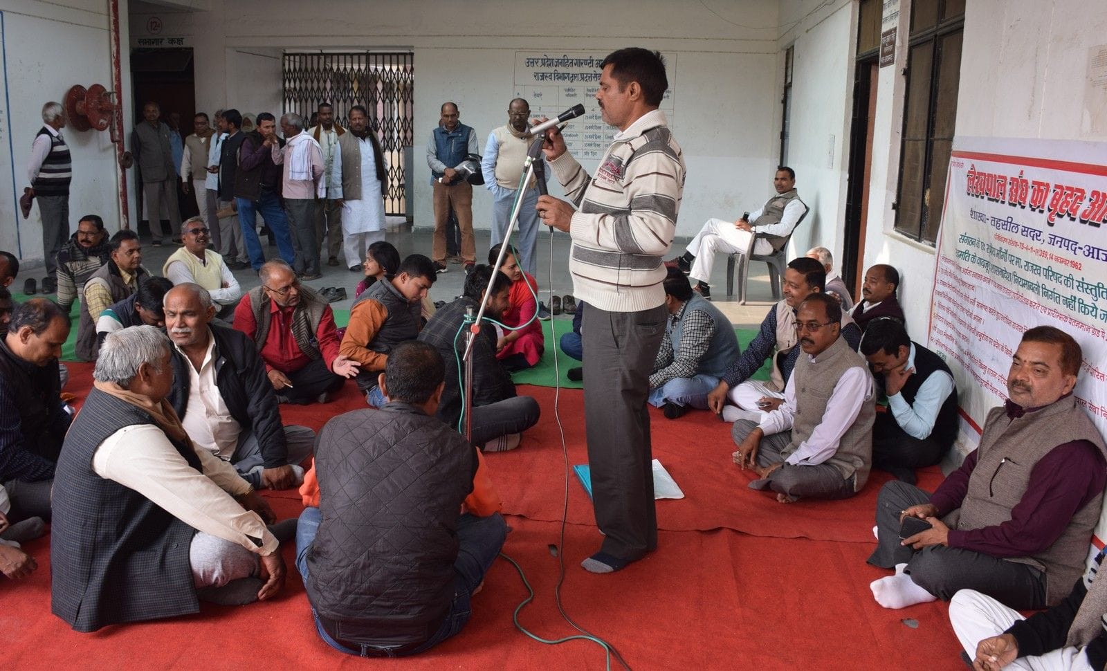 सदर तहसील में लेखपाल संघ के धरने को संबोधित करते रामसमुझ श्रीवास्तव।