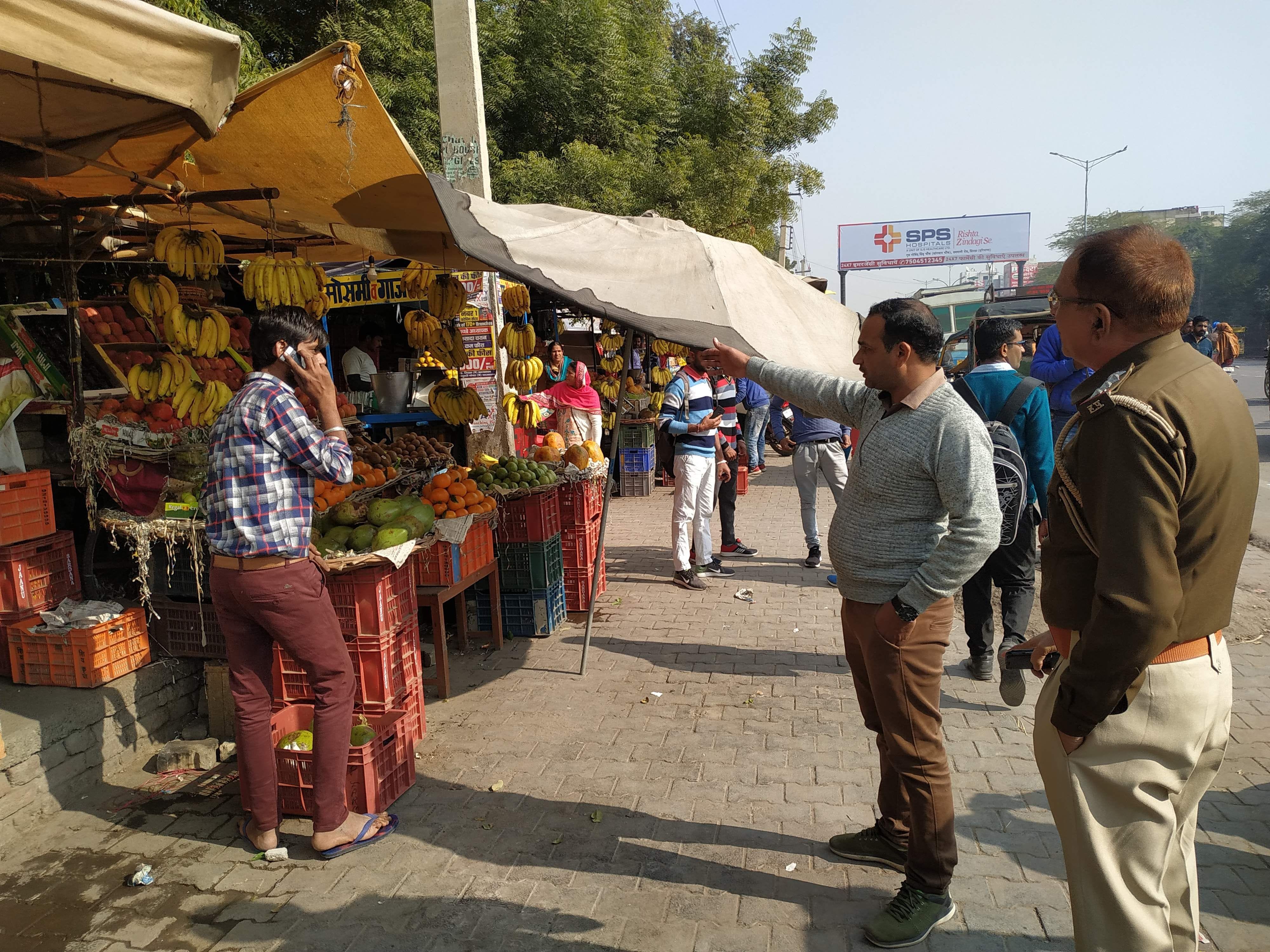 सामान उठाने का आदेश देते नगर परिषद इंस्पेक्टर जोगिंद्र सिंह। सामान उठाने का आदेश देते नगर परिषद इंस्पेक्टर जोगिंद्र सिंह।