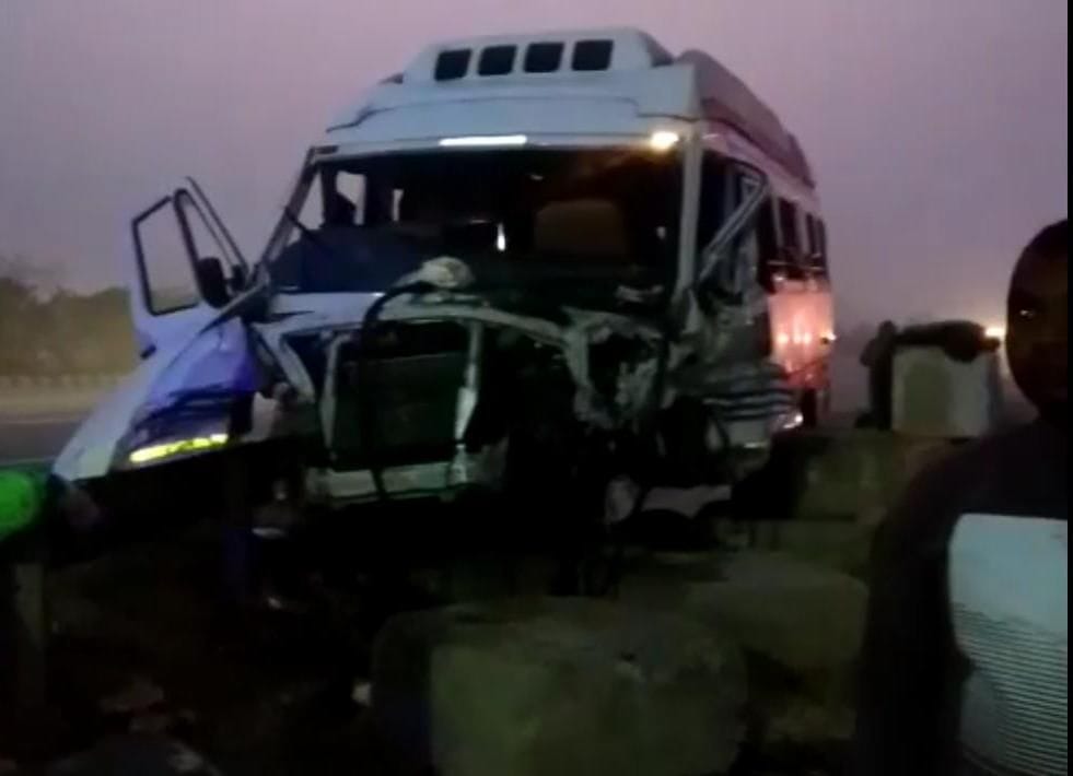 फोटो-41 यमुना एक्सप्रेस वे पर आगरा से नोएडा जा रही टेंपो ट्रैवलर बस डिवाइडर से टकराई। फोटो-41 यमुना एक्सप्रेस वे पर आगरा से नोएडा जा रही टेंपो ट्रैवलर बस डिवाइडर से टकराई।