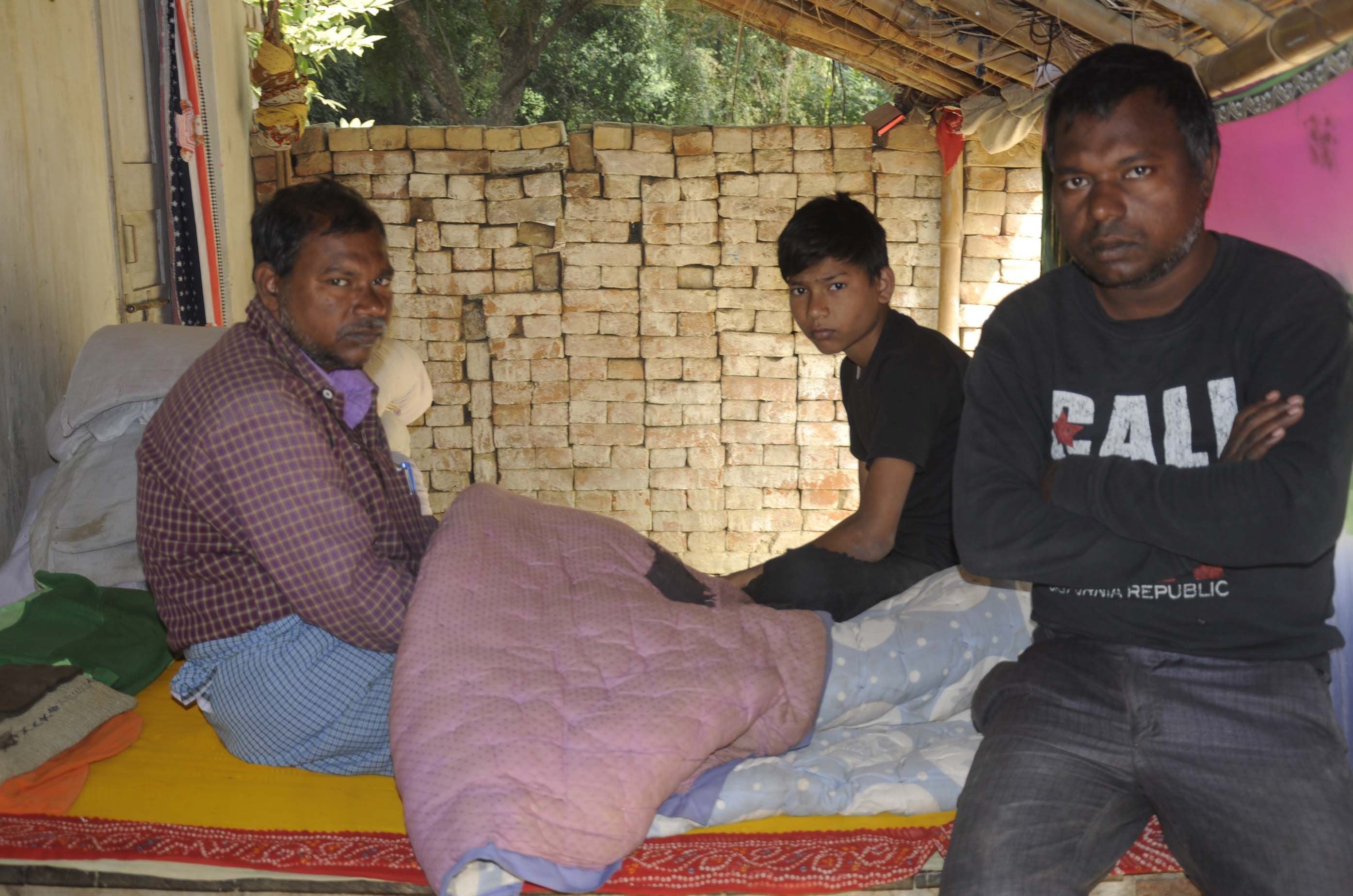 अम्बेडकर चौराहे से पुलिस द्वारा भगाये जाने पर नगर कोतवाली के चकबनतोड़ गांव स्थित घर पर बैठे मृत ब