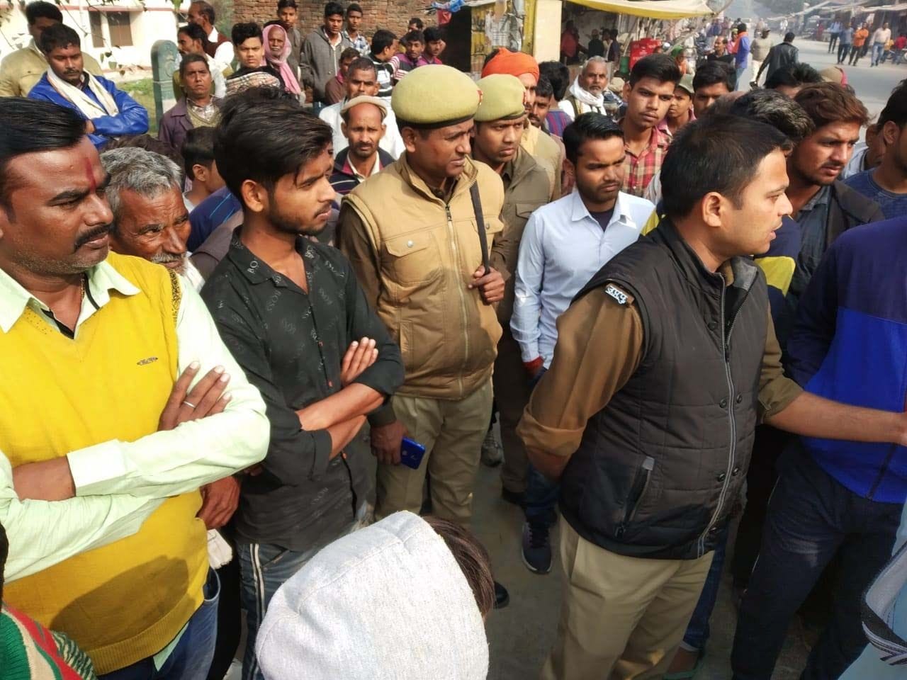 बाघराय में जाम लगाने वाले लोगों को समझाते सीओ सदर। बाघराय में जाम लगाने वाले लोगों को समझाते सीओ सदर।