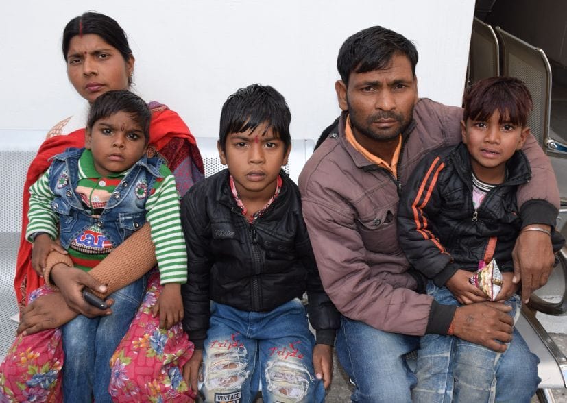 रुद्रपुर में पिता चरण सिंह की गोद में बरामद किया गया शिवम पिता की गोद में। रुद्रपुर में पिता चरण सिंह की गोद में बरामद किया गया शिवम पिता की गोद में।