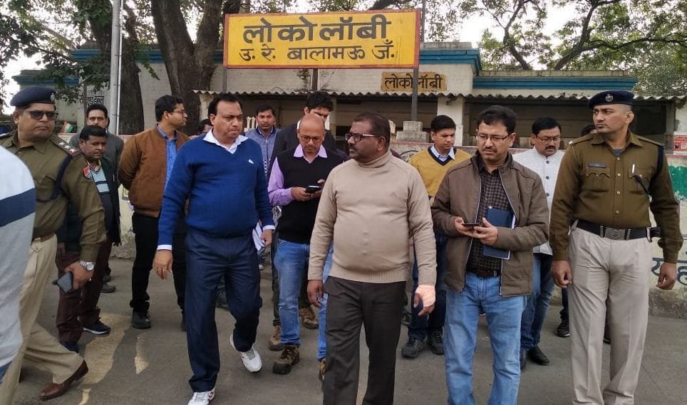 बालामऊ में लोको लॉबी के पास निरीक्षण करते डीआरएम तरुण प्रकाश व मौजूद अन्य अधिकारी। संवाद न्यूज ए? बालामऊ में लोको लॉबी के पास निरीक्षण करते डीआरएम तरुण प्रकाश व मौजूद अन्य अधिकारी। संवाद न्यूज ए?