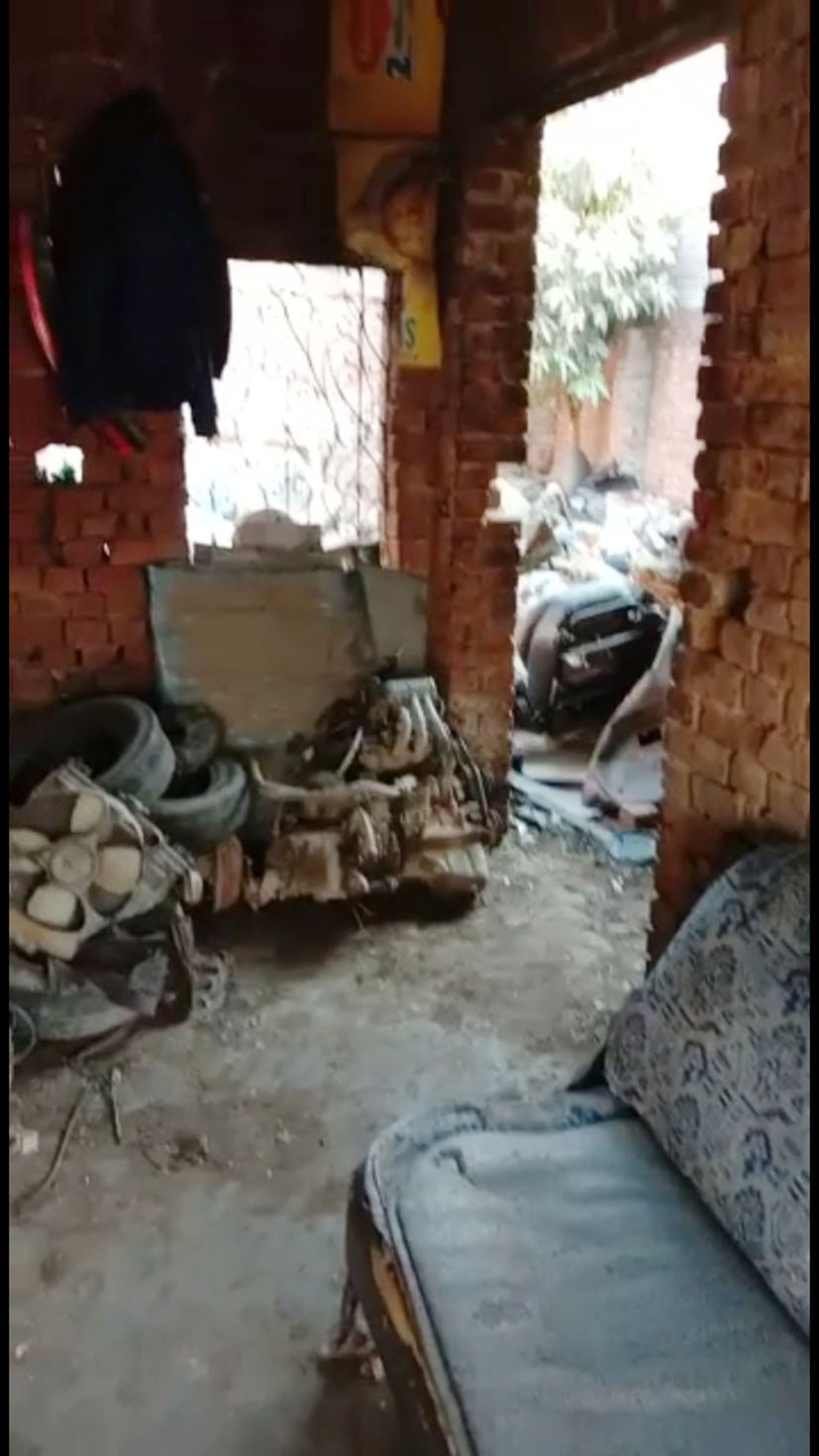 नकुड़ में वाहनों को इस जगह हैं काटते। नकुड़ में वाहनों को इस जगह हैं काटते।