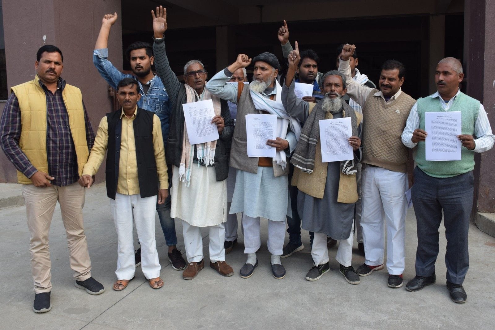 जिलाधिकारी कार्यलय के बाहर पर नागरिकता संशोधन बिल को विराध करते रिहाई मंच के कार्यकर्ता। जिलाधिकारी कार्यलय के बाहर पर नागरिकता संशोधन बिल को विराध करते रिहाई मंच के कार्यकर्ता।