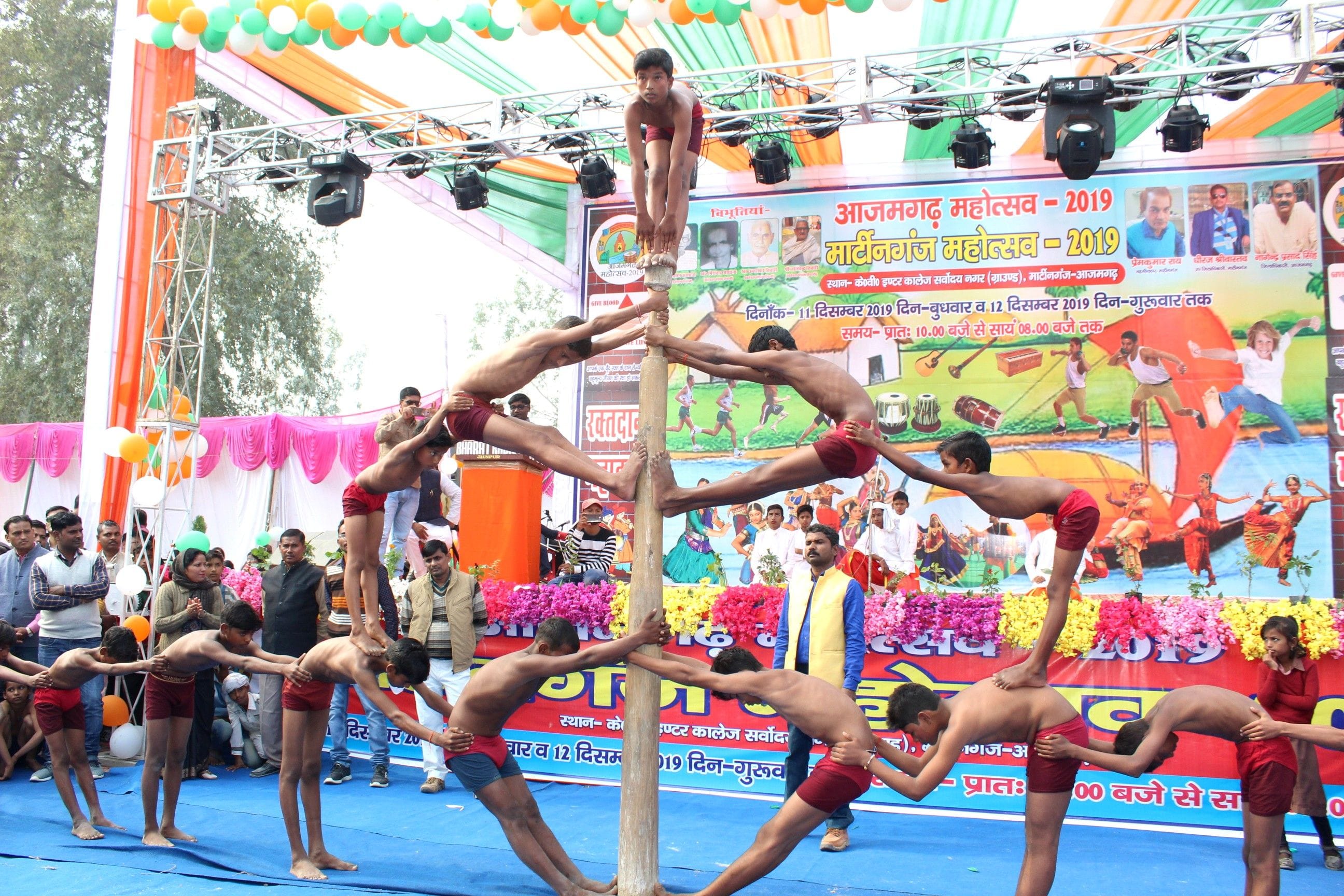 मार्टीनगंज महोत्सव में मलखंभ पर कला का प्रदर्शन करते बच्चें। मार्टीनगंज महोत्सव में मलखंभ पर कला का प्रदर्शन करते बच्चें।