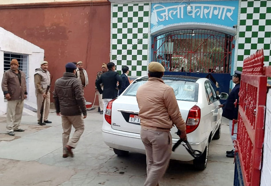 जिला कारागार का निरीक्षण करते जिला जज राजीव शर्मा और एसएसपी दिनेश कुमार