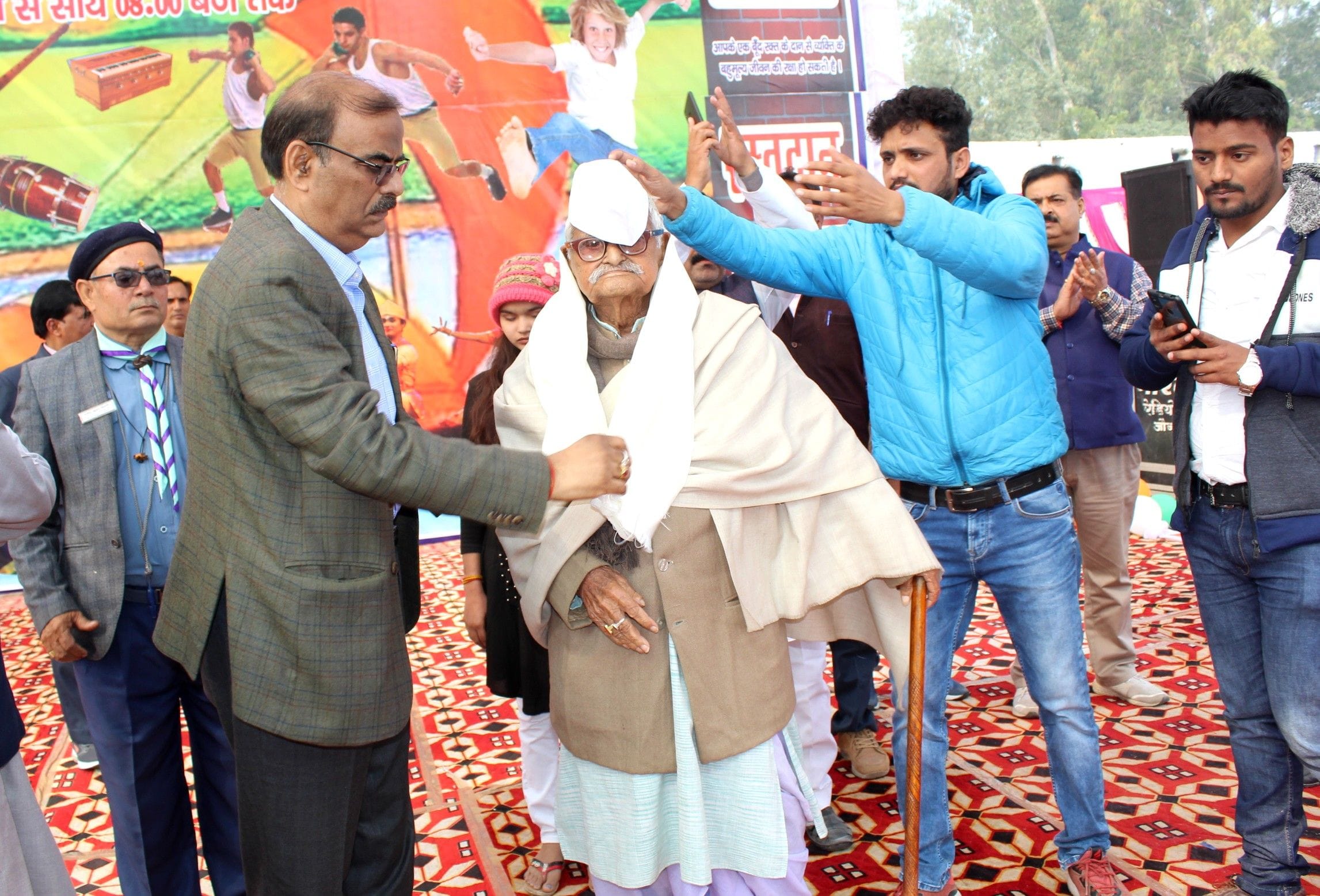 मार्टीनगंज महोत्सव में स्वतंत्रता संग्राम सेनानी लालचंद तिवारी को सम्मानित करते डीएम एनपी सिं? मार्टीनगंज महोत्सव में स्वतंत्रता संग्राम सेनानी लालचंद तिवारी को सम्मानित करते डीएम एनपी सिं?