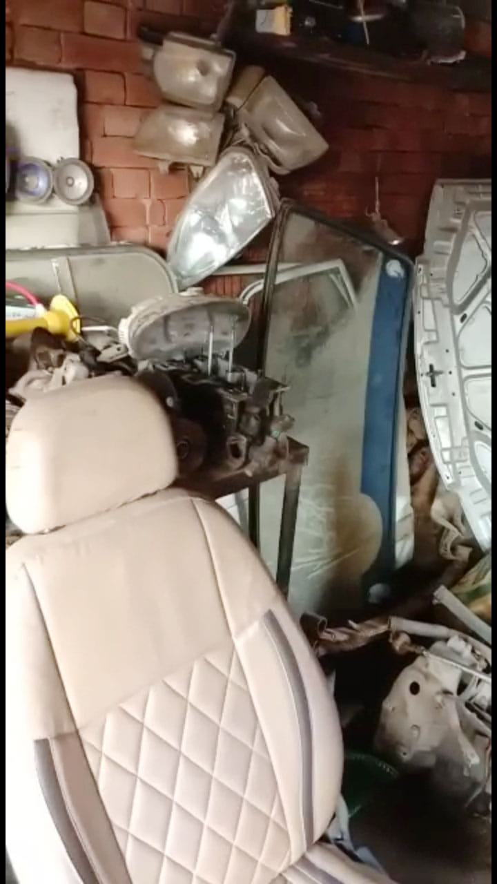 नकुड़ में वाहनों को काटकर उसके पार्ट को अलग करके रखे हुए नकुड़ में वाहनों को काटकर उसके पार्ट को अलग करके रखे हुए