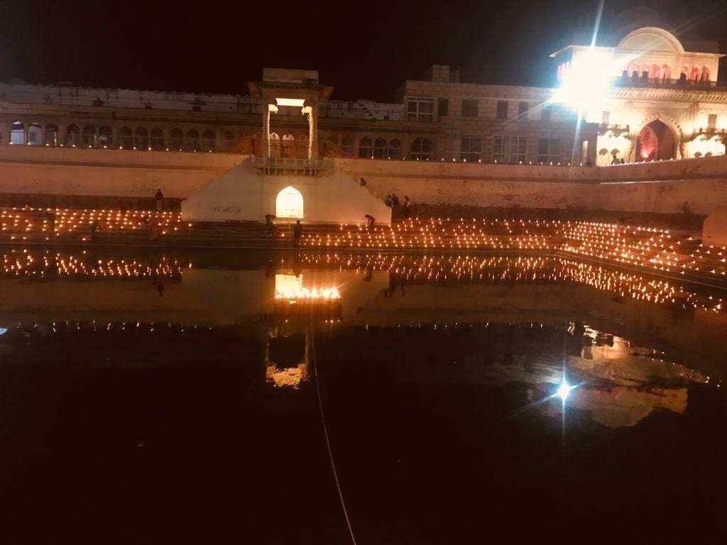फोटो-पी- 11 - वृंदावन के रंगनाथ मंदिर में देव दीपावली पर सजी दीपमाला। फोटो-पी- 11 - वृंदावन के रंगनाथ मंदिर में देव दीपावली पर सजी दीपमाला।