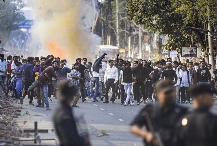 नागरिकता बिल पर बवाल: असम-त्रिपुरा के बाद मेघालय में भी इंटरनेट बंद, पुलिस फायरिंग में दो की मौत citizenship amendment bill live updates parts of Assam remains under curfew as protest turns violent