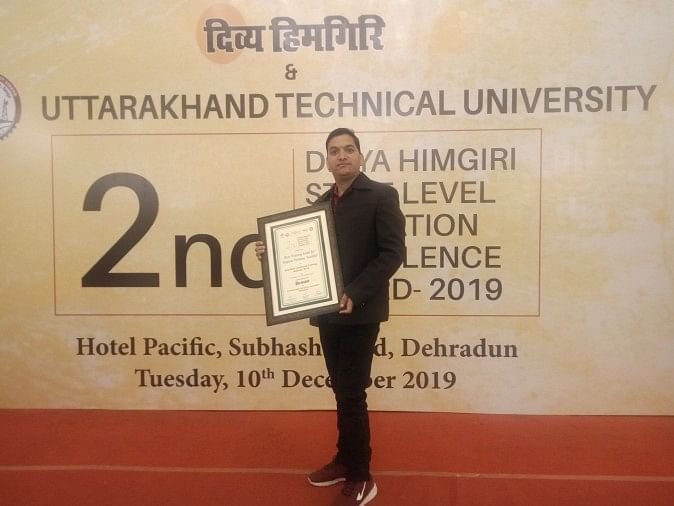 राज्य जैविक कृषि प्रशिक्षण केंद्र को मिला सर्वश्रेष्ट स्किल वैकेशनल सम्मान एक्सलेंस सम्मान के साथ मजखाली जैविक प्रशिक्षण केंद्र के प्रभारी डा. डीएस नेगी। अमर उजाला