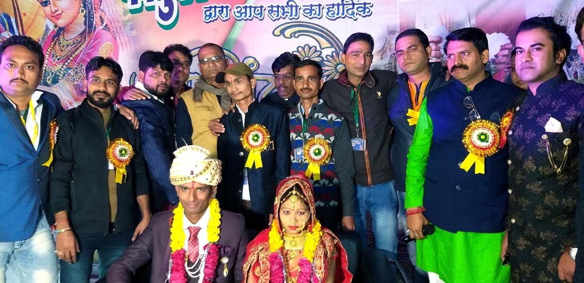 जोड़ों को आशीर्वाद देते अतिथि जोड़ों को आशीर्वाद देते अतिथि