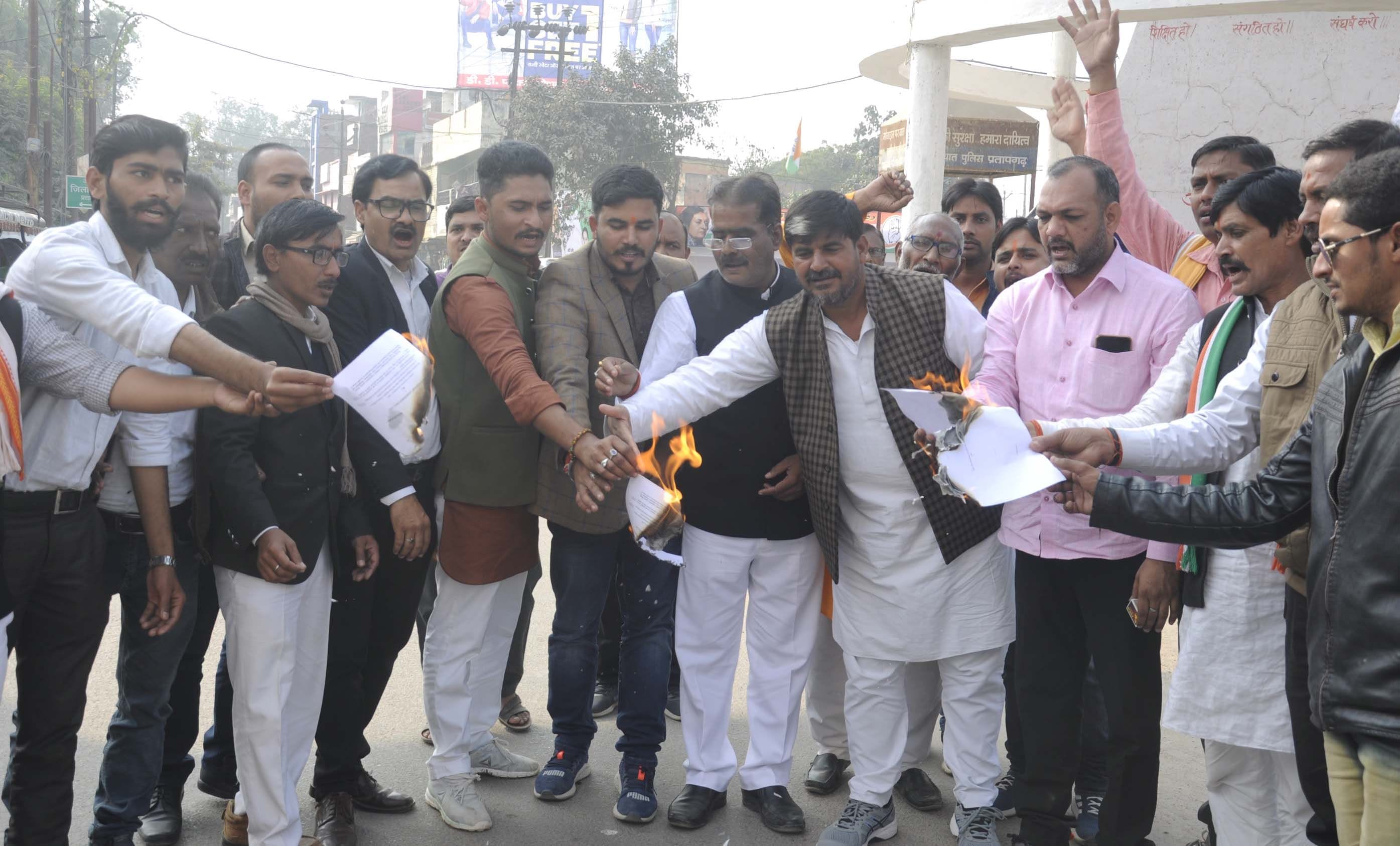 अम्बेडकर चौराहे पर एनआरसी कैब का प्रतीकात्मक प्रतियां जलाते कांग्रेसी। अम्बेडकर चौराहे पर एनआरसी कैब का प्रतीकात्मक प्रतियां जलाते कांग्रेसी।