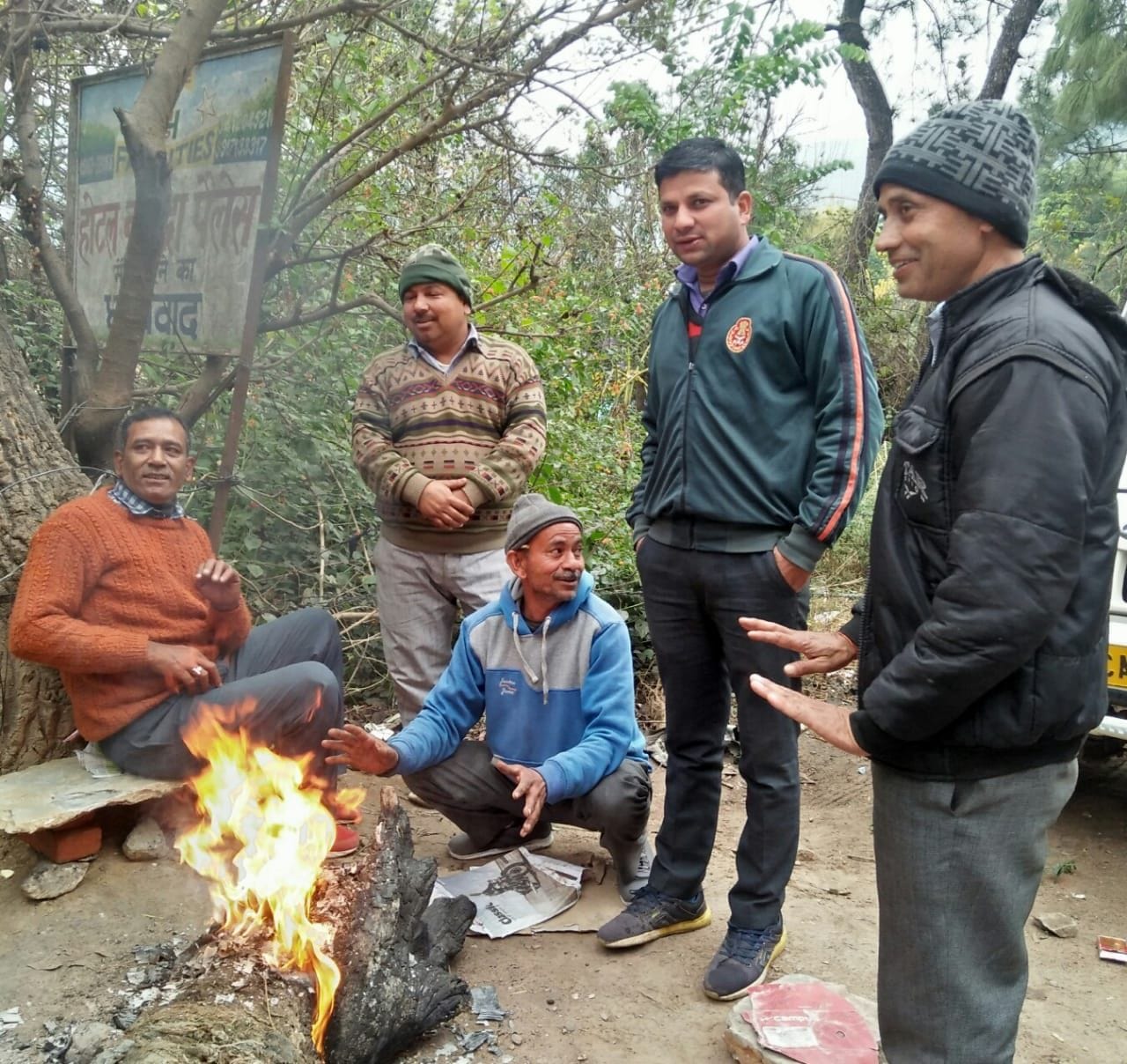 बागेश्वर में बृहस्पतिवार को हुई बारिश के दौरान आग तापते लोग। बागेश्वर में बृहस्पतिवार को हुई बारिश के दौरान आग तापते लोग।